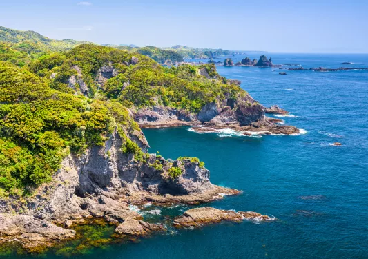 Large cliffs by the ocean