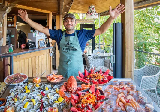 Backroads leader prepares meal of lobster