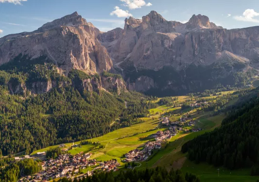Large valley wit thick forest and tall mountains on either side