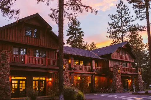 Exterior Five Pine Lodge