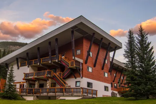 Exterior CMH Bugaboo Lodge