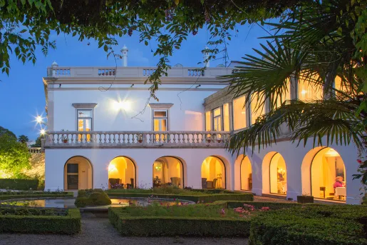 Exterior view of hotel Quinta das Lágrimas at night.