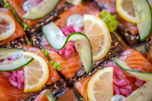 Bread thins with salmon, lemon and cucumber