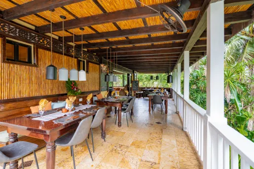 covered patio with dining furniture