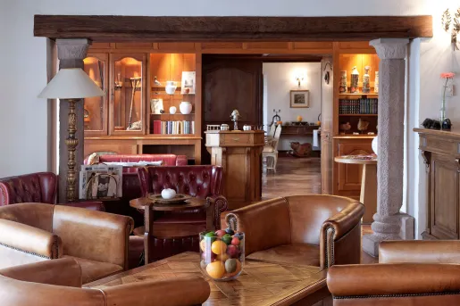 Indoor lobby with wooden furniture and leather, cushioned chairs and sofas