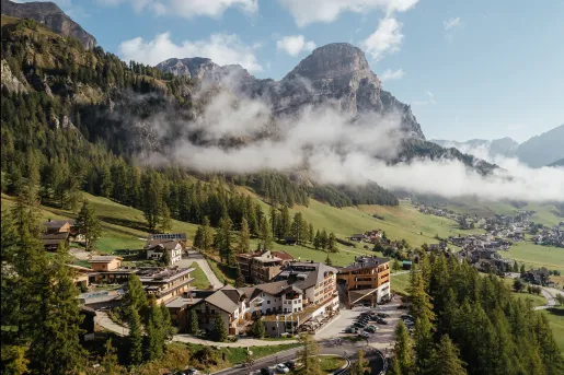Hotel Kolfuschgerhof surroundings and mountains