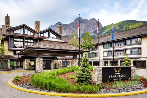 Roundabout in front of a hotel building with a stone sign