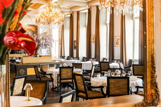 Dining room with tables and chairs