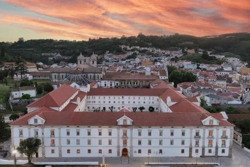 Hotel Montebelo Mosteiro Alcobaca in front on the sunset
