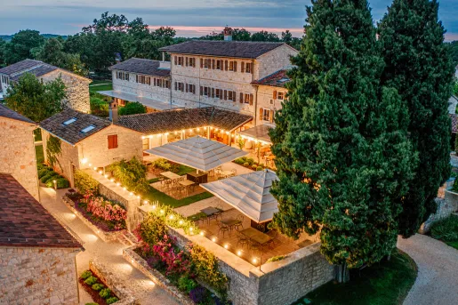 birds eye view of hotel grounds