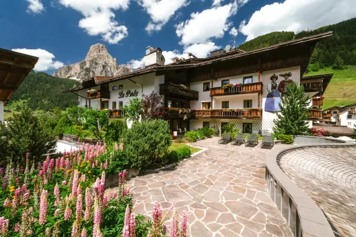 exterior of hotel la perla