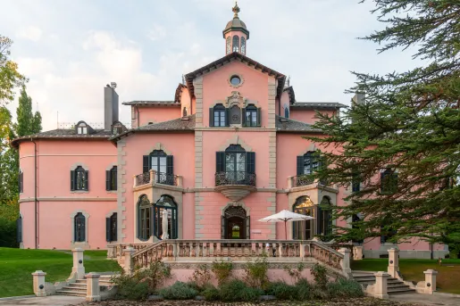 Front view of castle-like building with two small stairways on either side