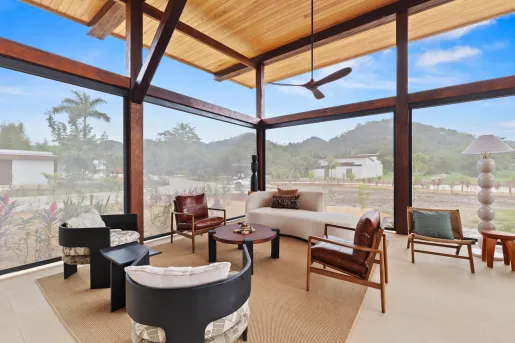 Outdoor patio with a see-through screen, with chairs and tables