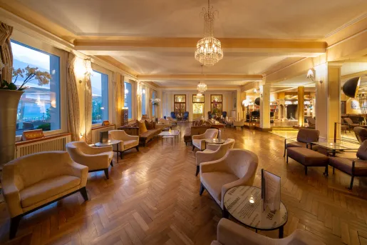 Hotel seating and lounge area full of beige couches and warm lighting