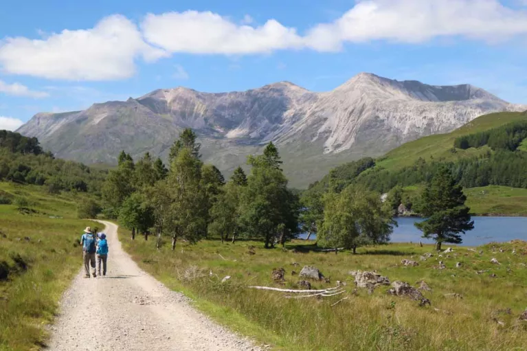 Scotland Walking & Hiking Tour - Hikers and Loch