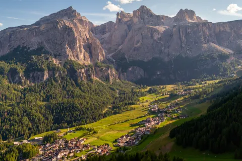 Large valley wit thick forest and tall mountains on either side