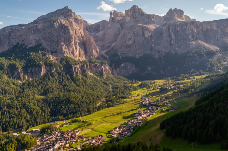 Large valley wit thick forest and tall mountains on either side
