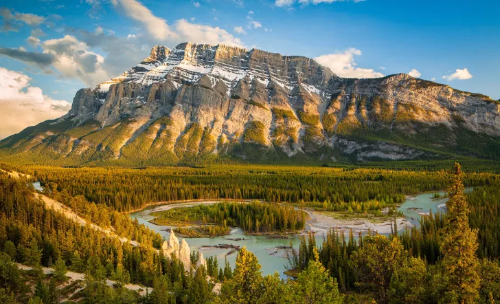 Wide shot of Hoodoos Viewpoint.
