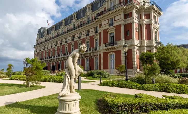 Wide shot of the Hôtel Du Palais Biarritz courtyard.