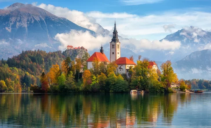 Famous alpine Bled lake (Blejsko jezero) in Slovenia, amazing autumn landscape. 