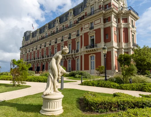Wide shot of the Hôtel Du Palais Biarritz courtyard.