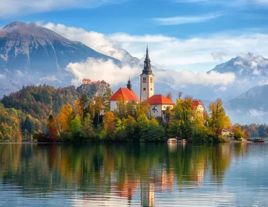 Famous alpine Bled lake (Blejsko jezero) in Slovenia, amazing autumn landscape. 