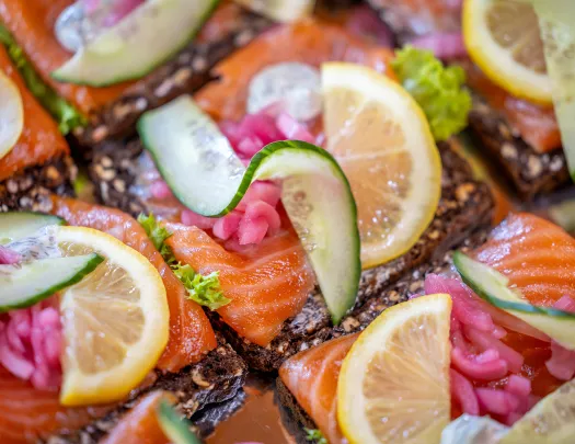 Bread thins with salmon, lemon and cucumber