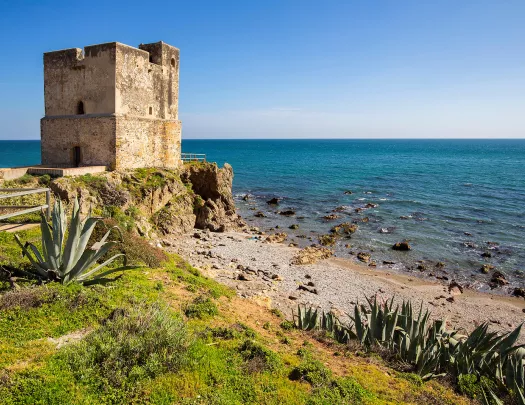 Small, castle-like ruin next to the ocean