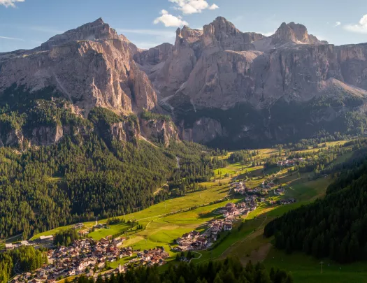 Large valley wit thick forest and tall mountains on either side