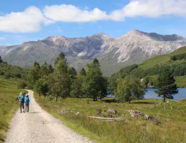 Scotland Walking & Hiking Tour - Hikers and Loch