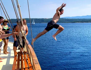 Guests jumping off boat.