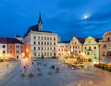 Exterior view of Hotel OLDINN lit up at night.
