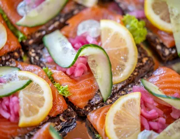Bread thins with salmon, lemon and cucumber