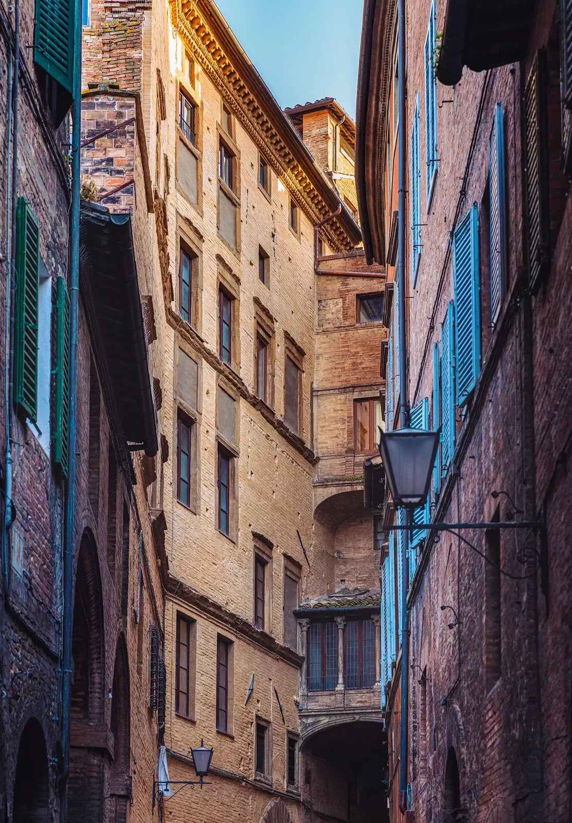 Shot of Italian alleyway, tall buildings.