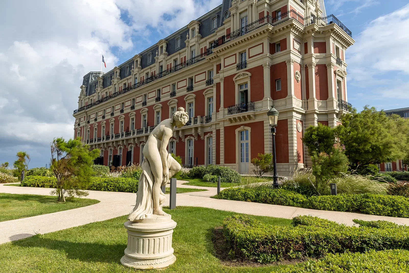 Wide shot of the Hôtel Du Palais Biarritz courtyard.