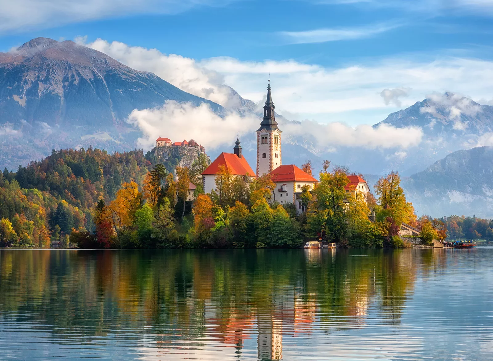 Famous alpine Bled lake (Blejsko jezero) in Slovenia, amazing autumn landscape.