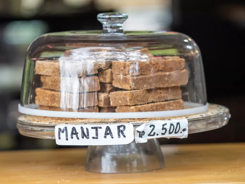 Cake platter of manjar, a kind of confectionary. 