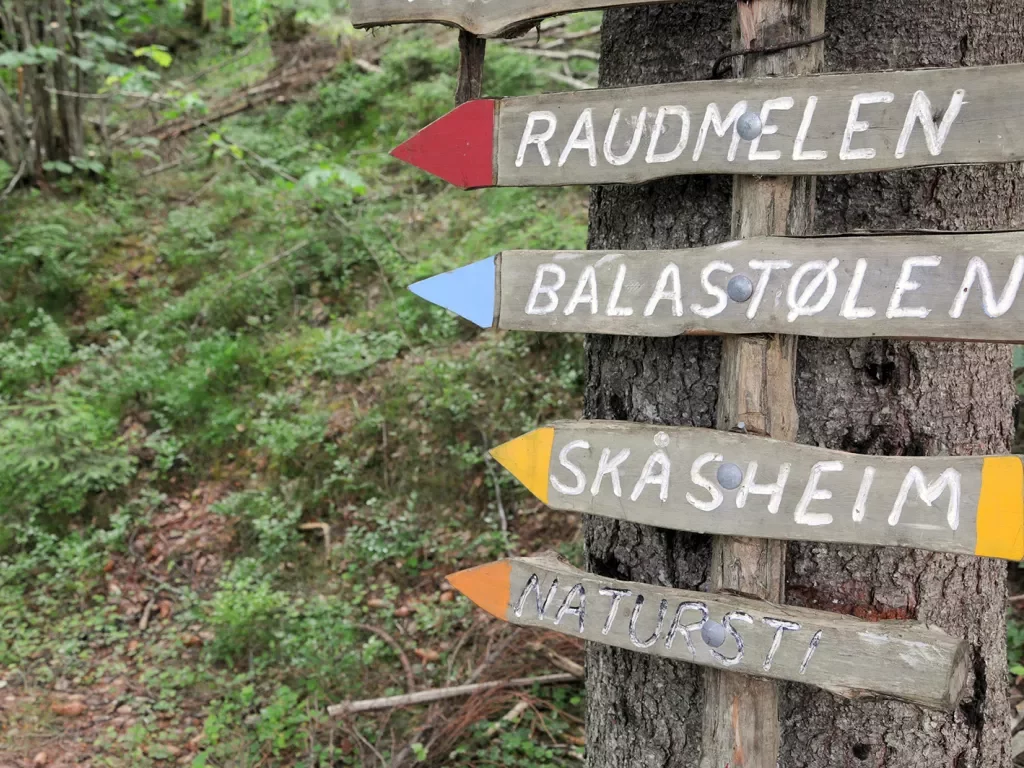 Trail signs with Norwegian writing on them