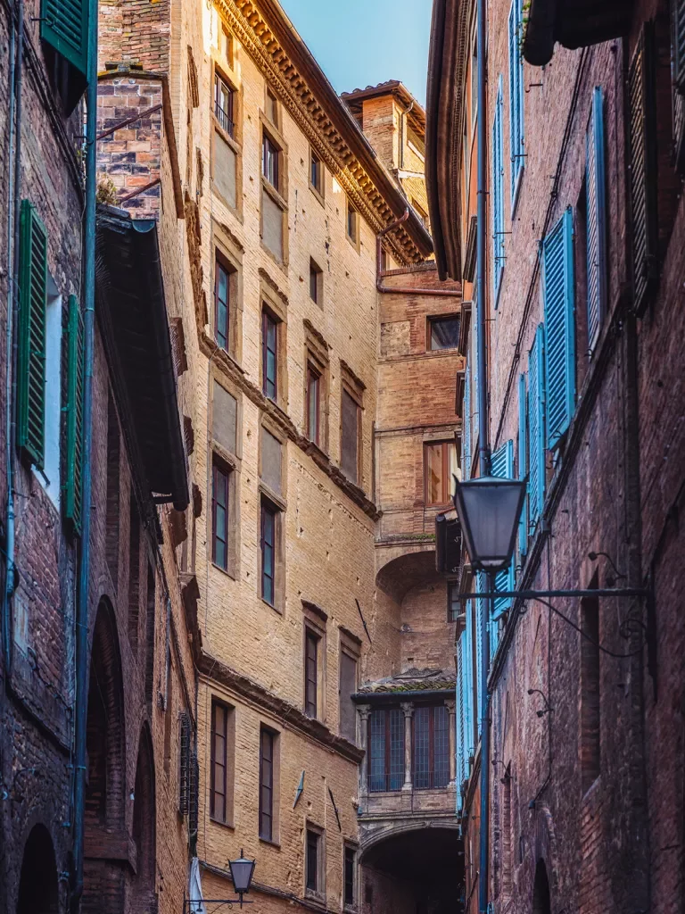 Shot of Italian alleyway, tall buildings.